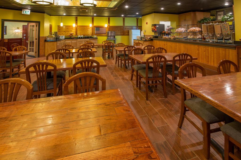 Ramada By Wyndham Medford Hotel & Conference Center Ngoại thất bức ảnh