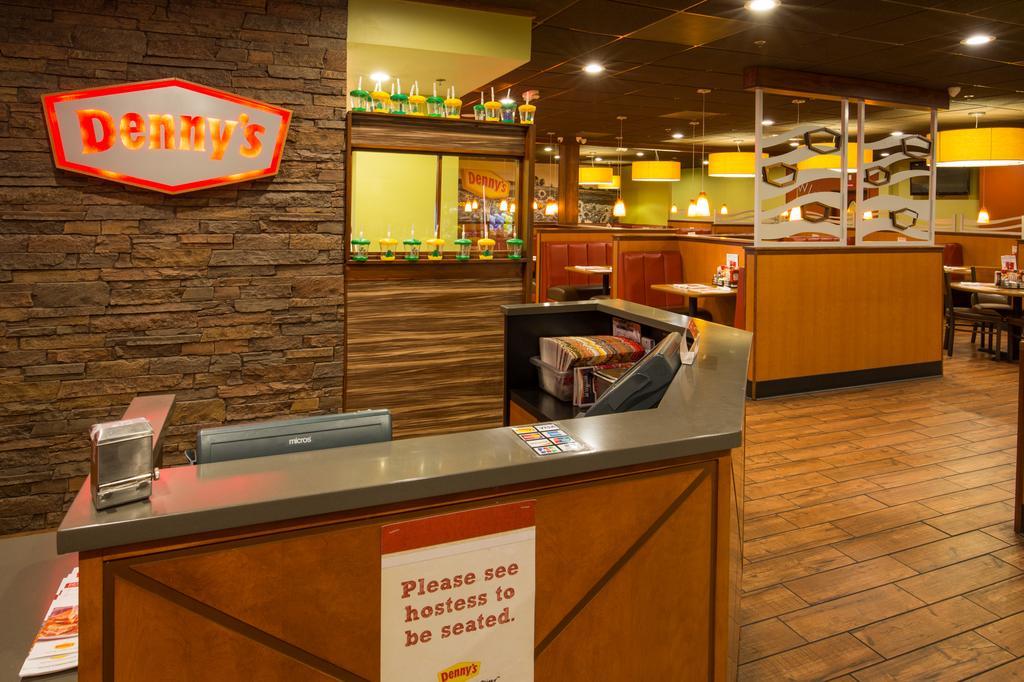 Ramada By Wyndham Medford Hotel & Conference Center Ngoại thất bức ảnh