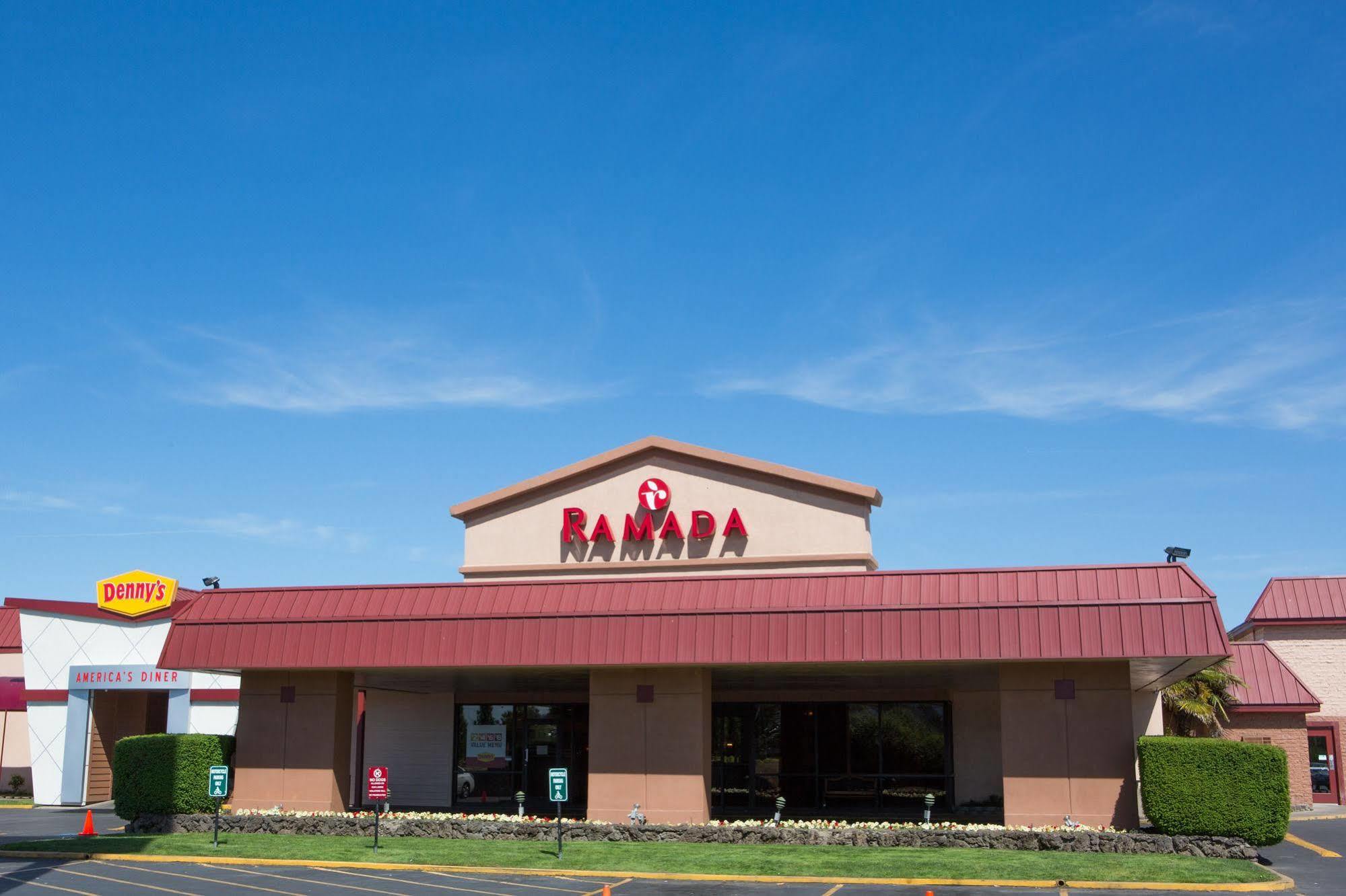 Ramada By Wyndham Medford Hotel & Conference Center Ngoại thất bức ảnh