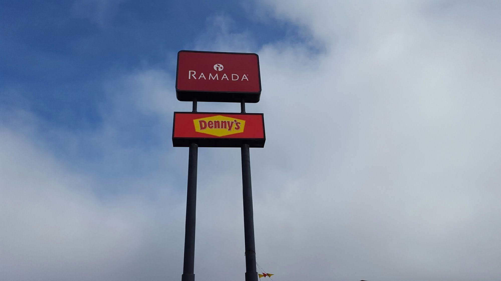 Ramada By Wyndham Medford Hotel & Conference Center Ngoại thất bức ảnh