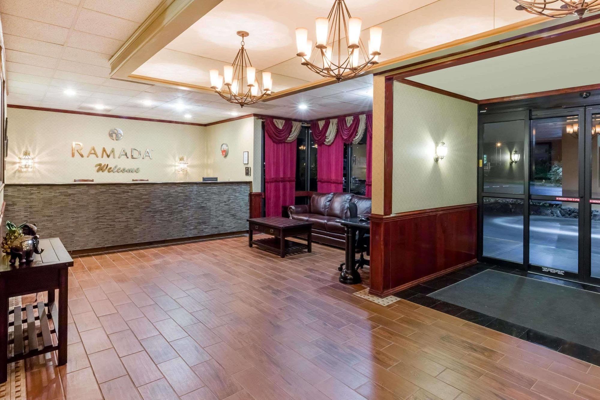 Ramada By Wyndham Medford Hotel & Conference Center Ngoại thất bức ảnh