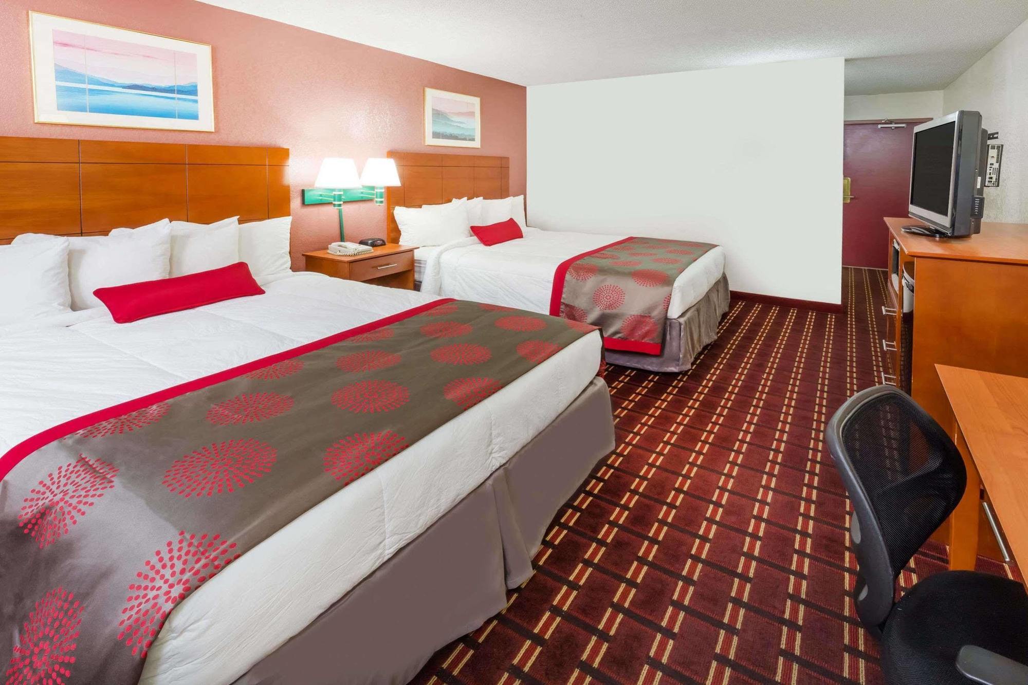 Ramada By Wyndham Medford Hotel & Conference Center Ngoại thất bức ảnh