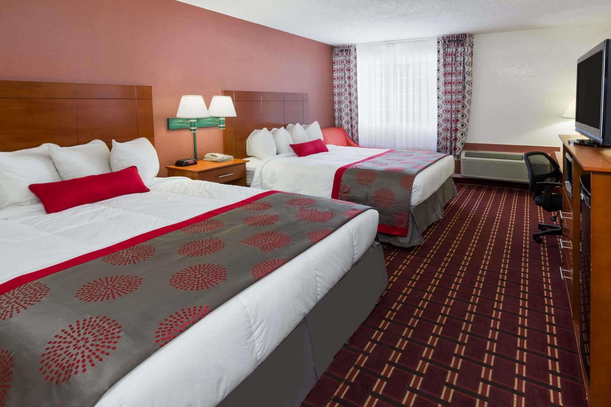 Ramada By Wyndham Medford Hotel & Conference Center Ngoại thất bức ảnh