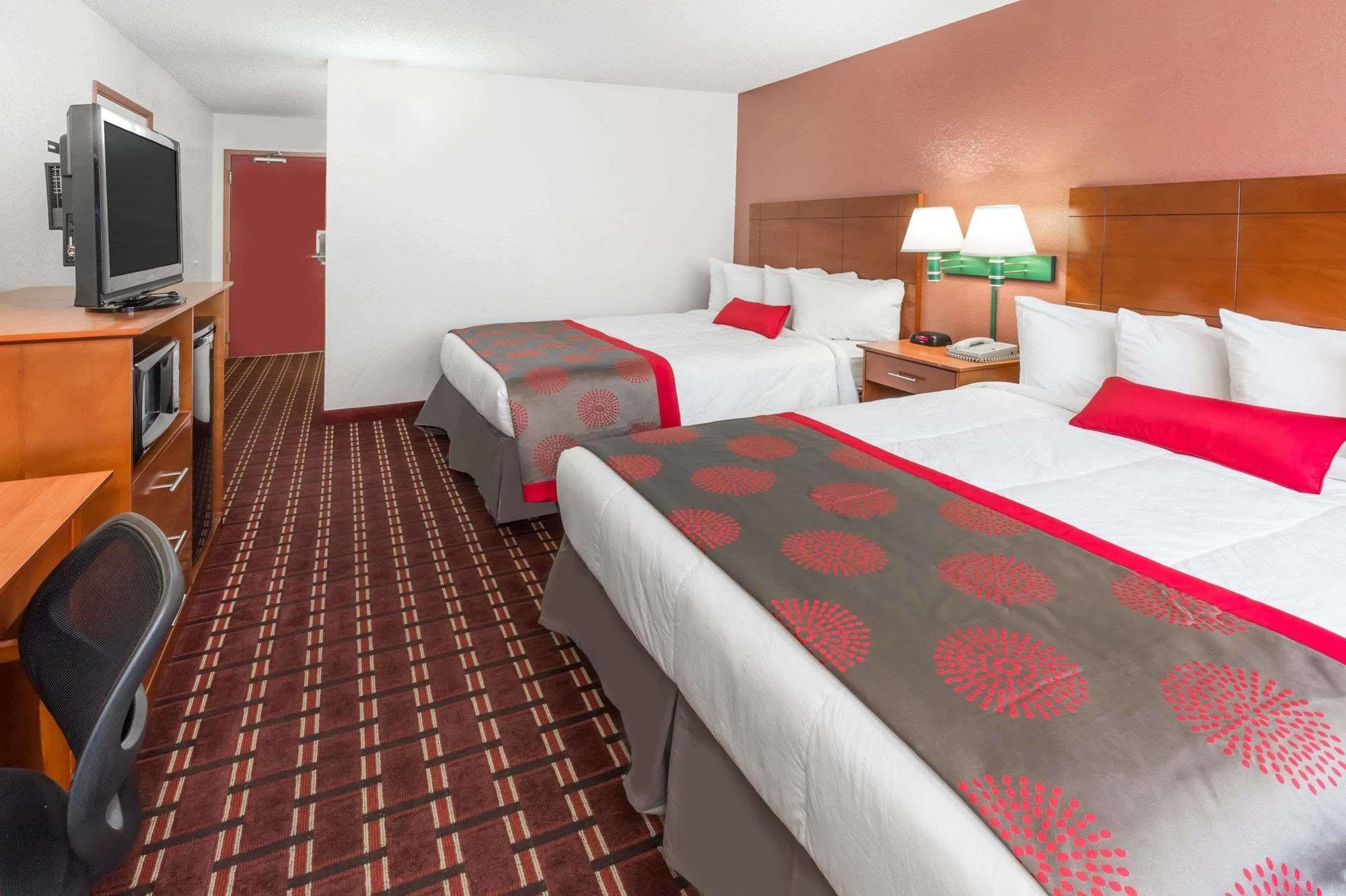 Ramada By Wyndham Medford Hotel & Conference Center Ngoại thất bức ảnh