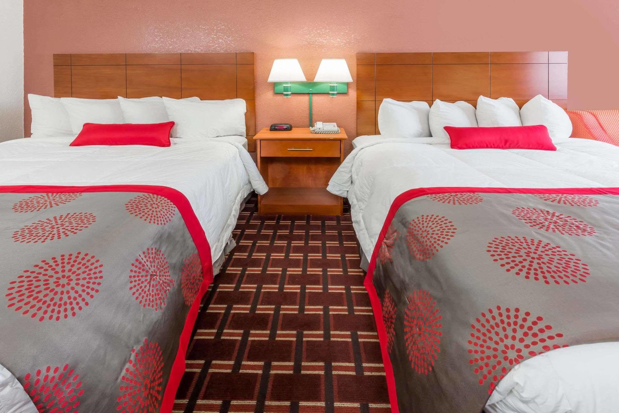 Ramada By Wyndham Medford Hotel & Conference Center Ngoại thất bức ảnh