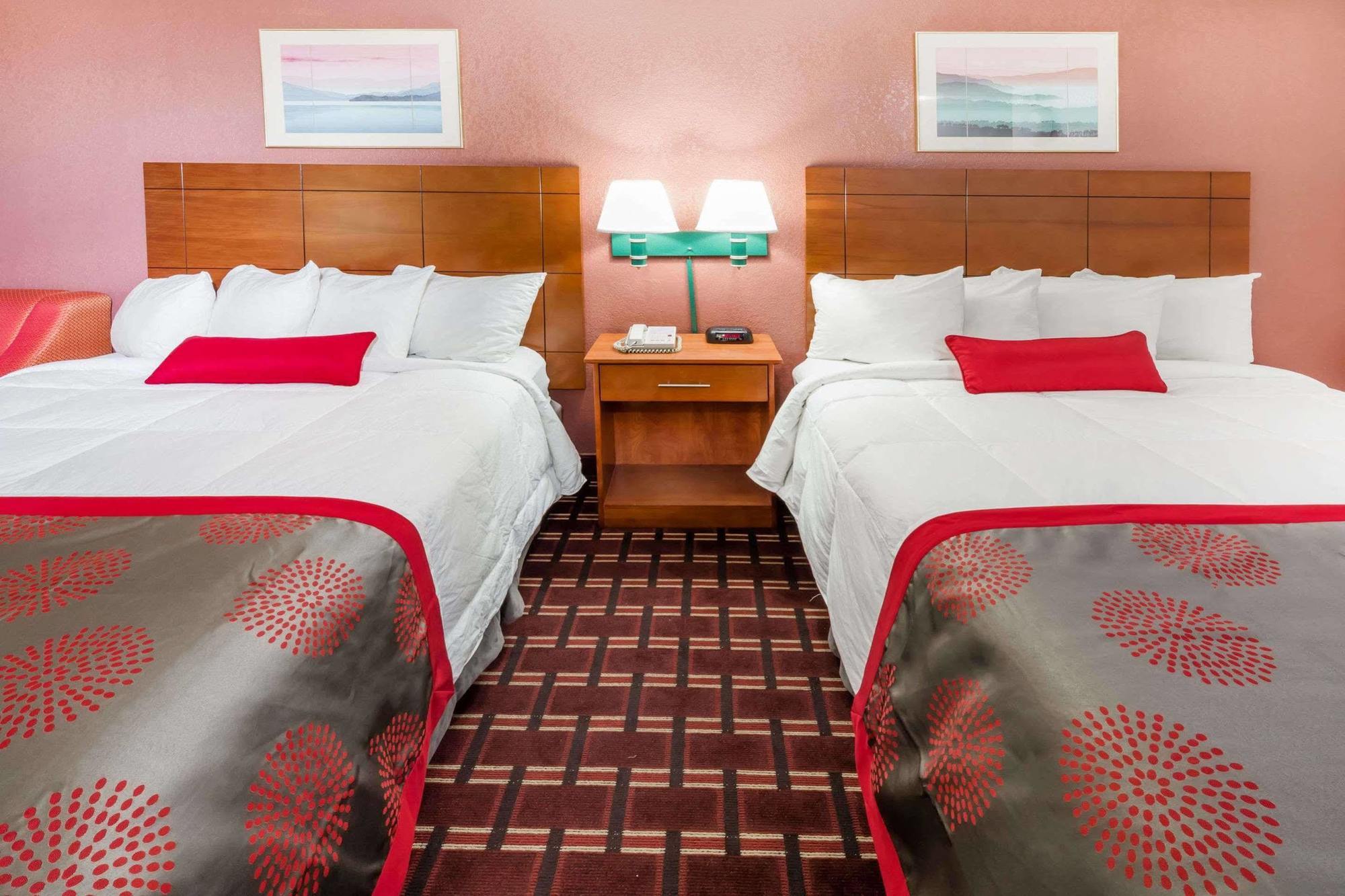 Ramada By Wyndham Medford Hotel & Conference Center Ngoại thất bức ảnh