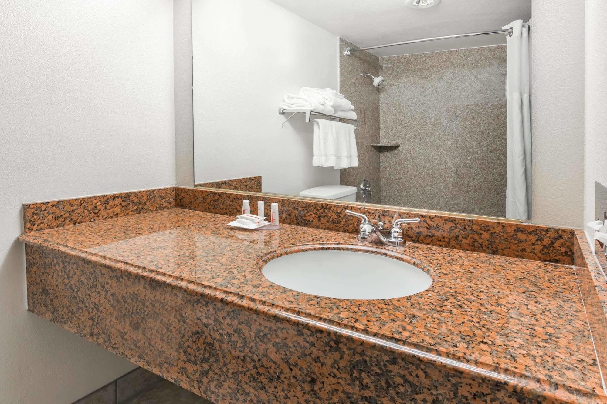 Ramada By Wyndham Medford Hotel & Conference Center Ngoại thất bức ảnh