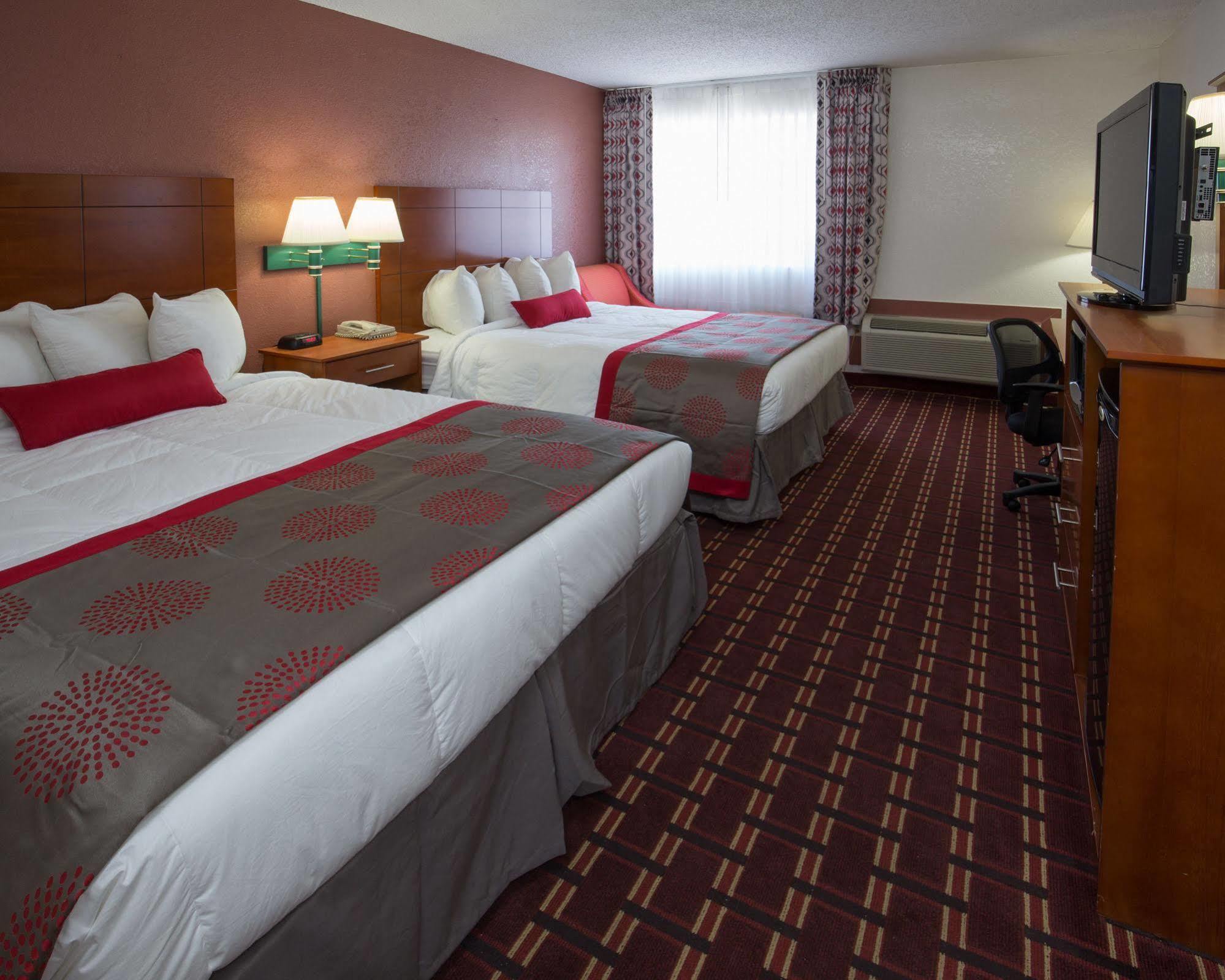 Ramada By Wyndham Medford Hotel & Conference Center Ngoại thất bức ảnh