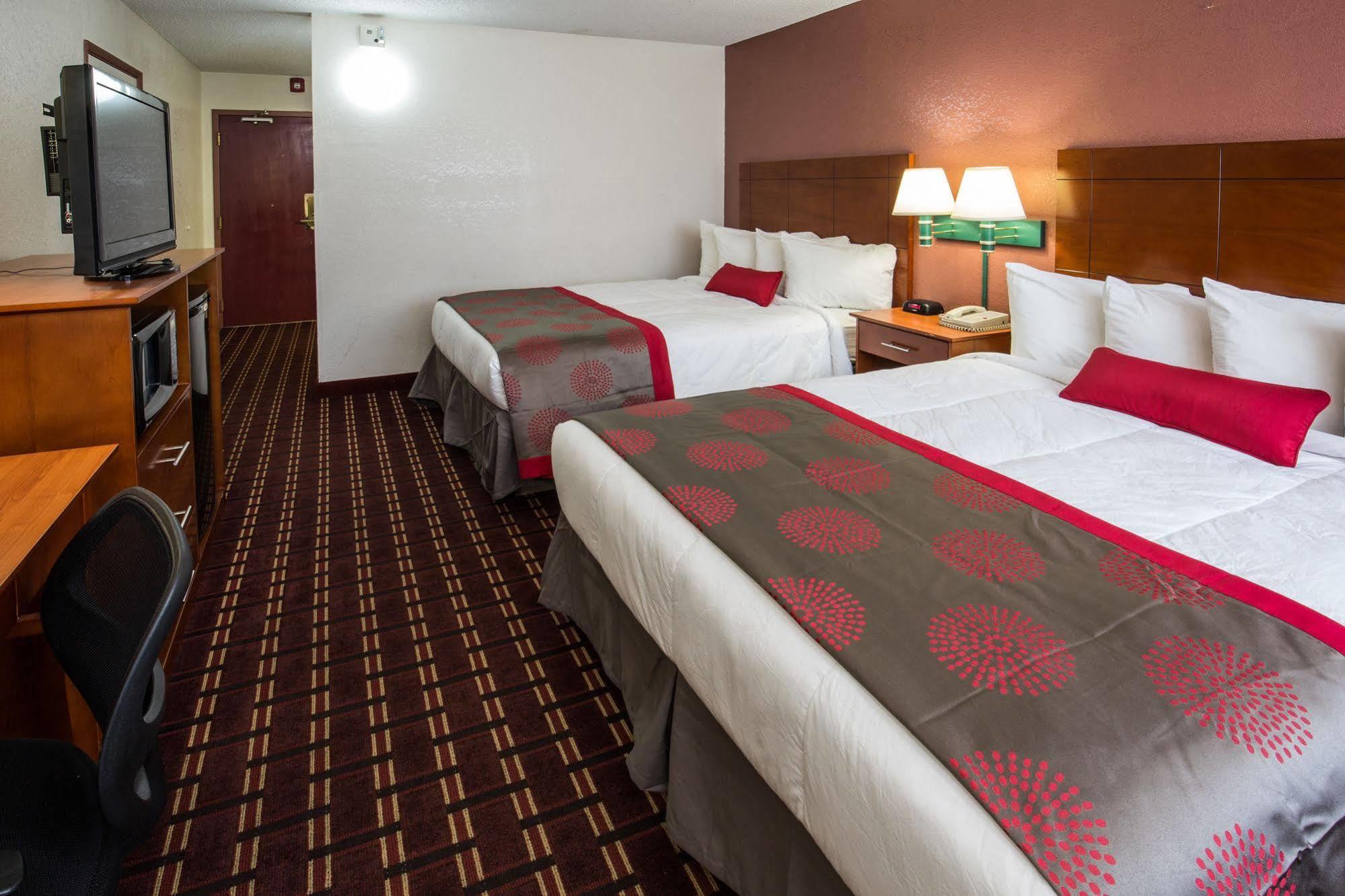 Ramada By Wyndham Medford Hotel & Conference Center Ngoại thất bức ảnh