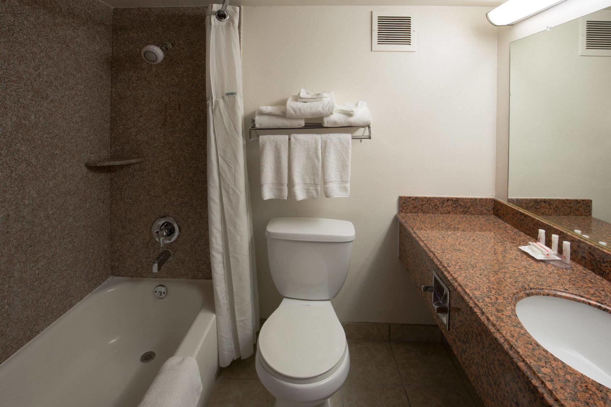 Ramada By Wyndham Medford Hotel & Conference Center Ngoại thất bức ảnh