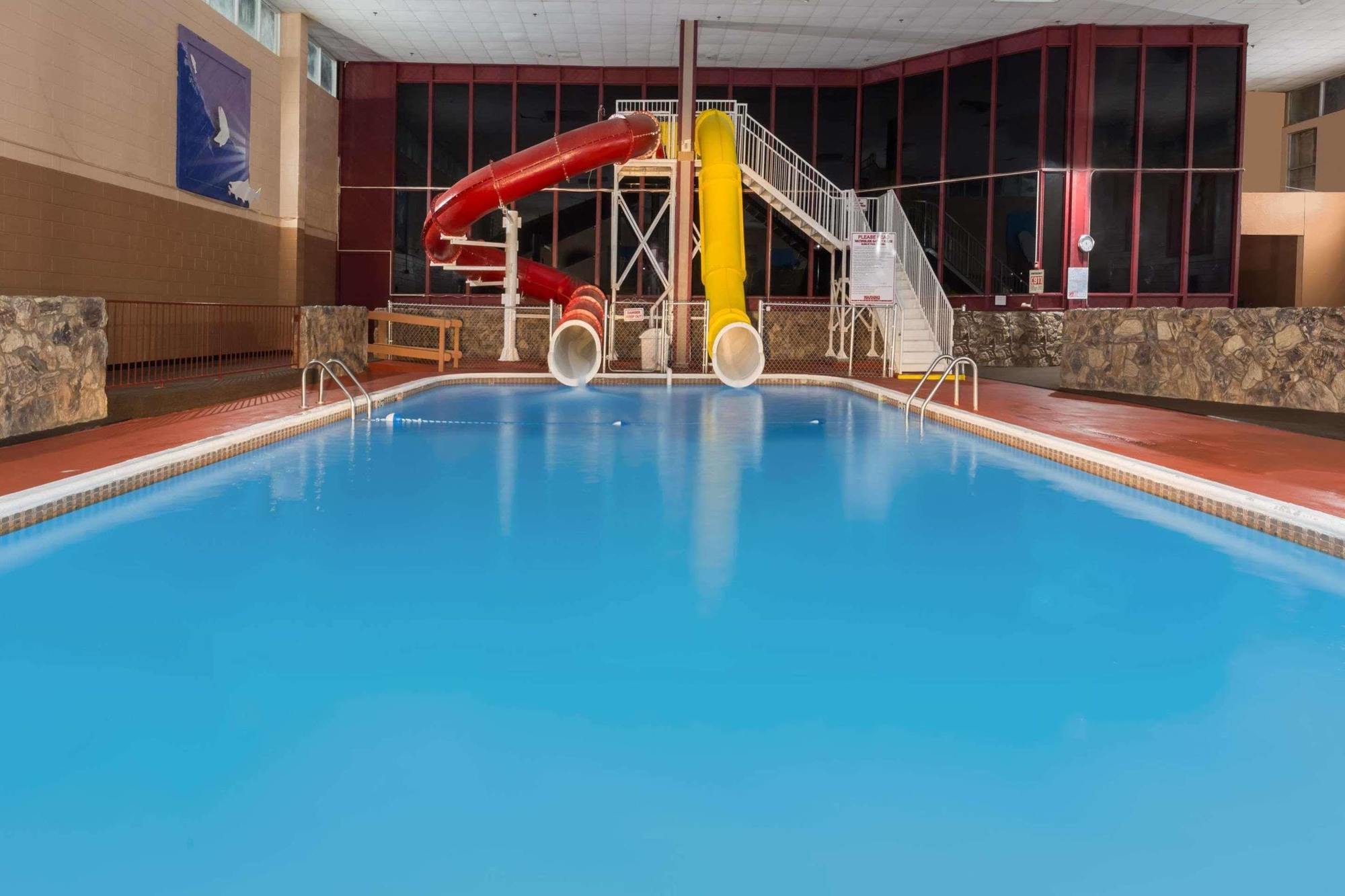 Ramada By Wyndham Medford Hotel & Conference Center Ngoại thất bức ảnh