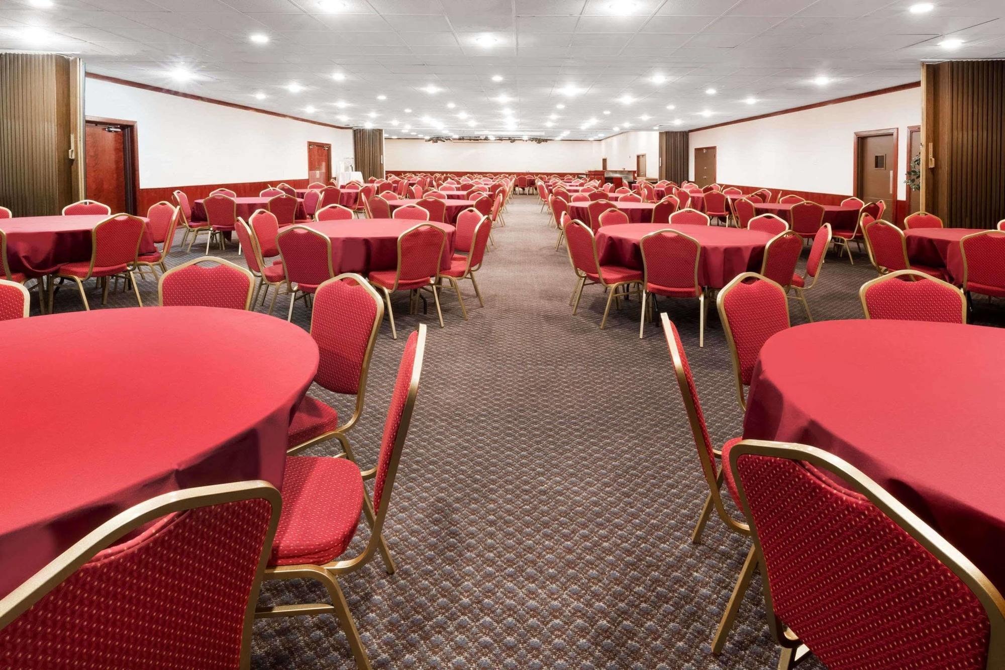 Ramada By Wyndham Medford Hotel & Conference Center Ngoại thất bức ảnh