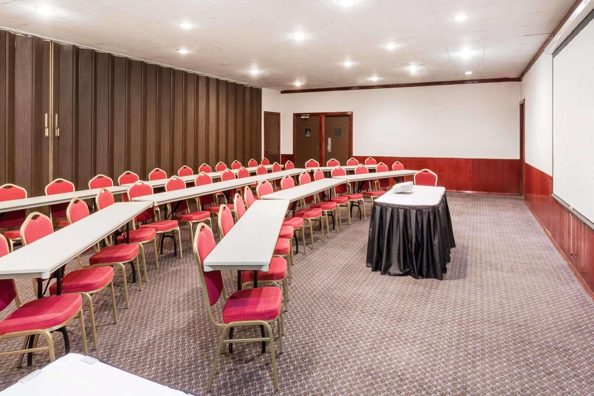 Ramada By Wyndham Medford Hotel & Conference Center Ngoại thất bức ảnh