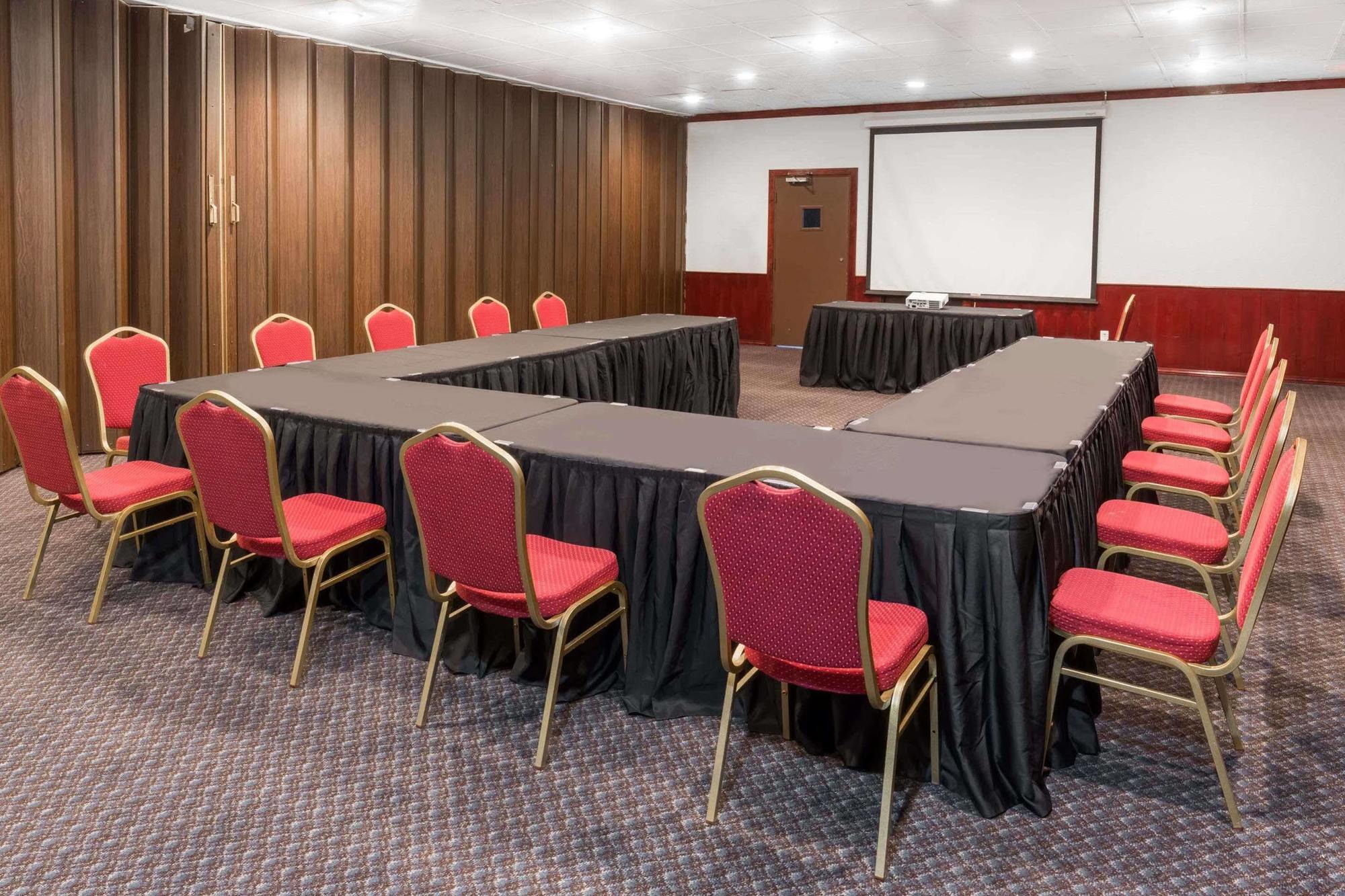 Ramada By Wyndham Medford Hotel & Conference Center Ngoại thất bức ảnh