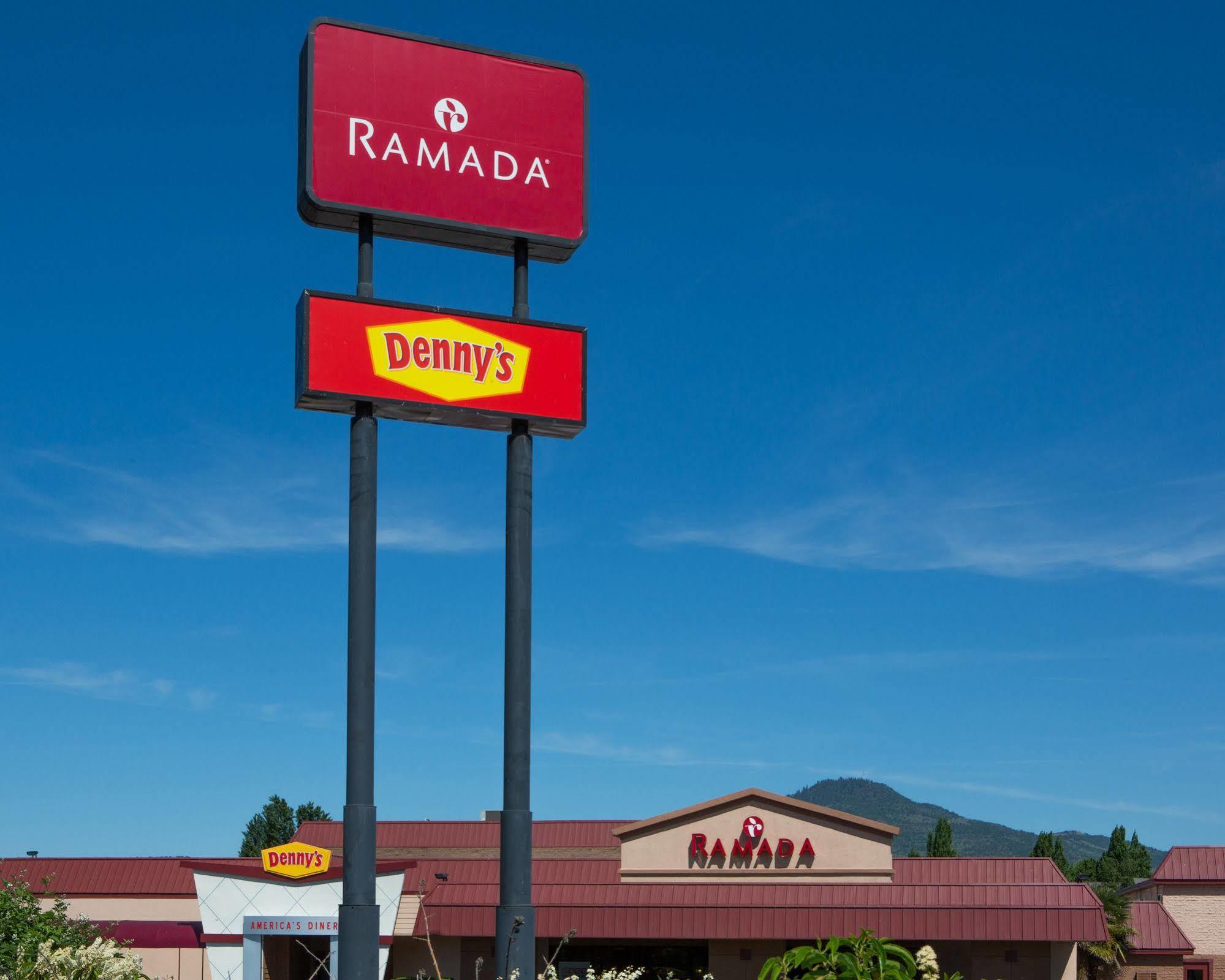Ramada By Wyndham Medford Hotel & Conference Center Ngoại thất bức ảnh