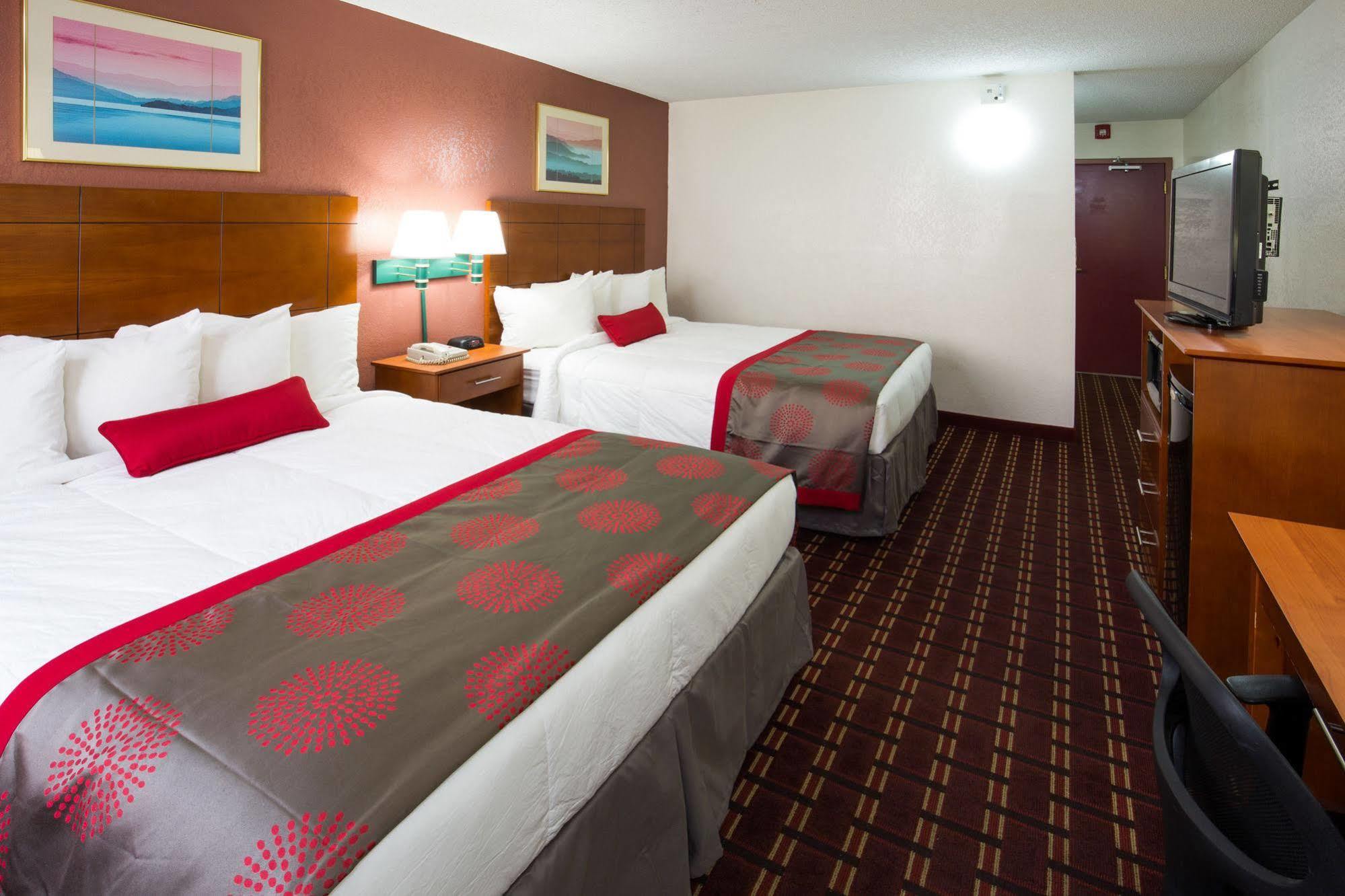 Ramada By Wyndham Medford Hotel & Conference Center Ngoại thất bức ảnh