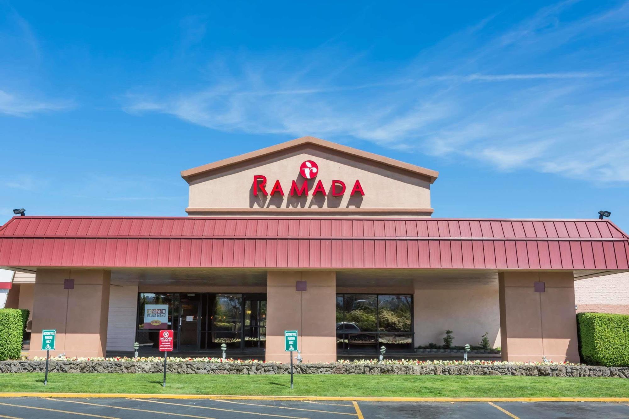 Ramada By Wyndham Medford Hotel & Conference Center Ngoại thất bức ảnh