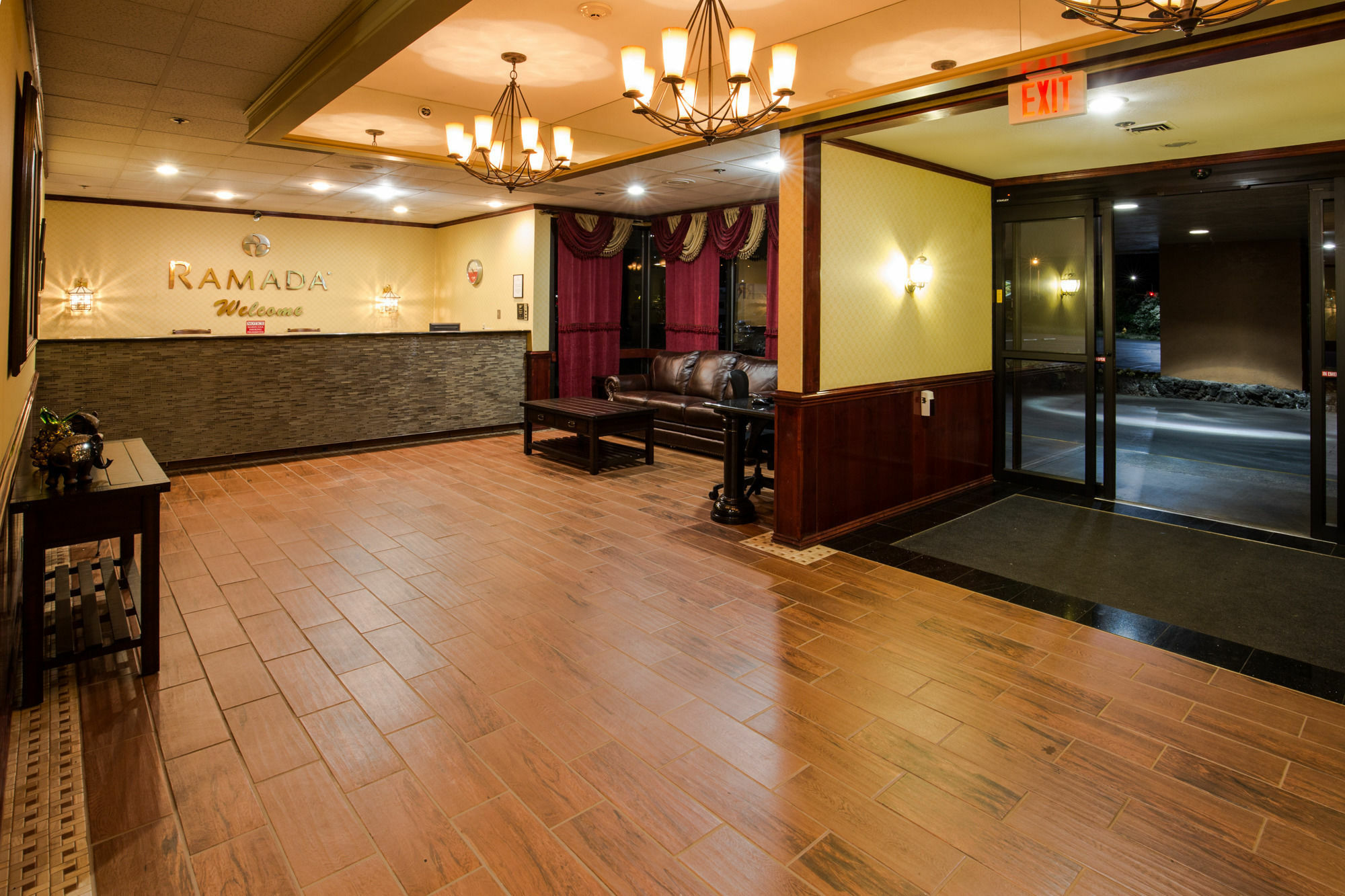 Ramada By Wyndham Medford Hotel & Conference Center Ngoại thất bức ảnh